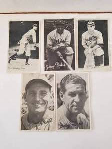 lot 214 image: Selection of 1936 Wide Pen black and white cards