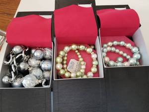 lot 58 image: Niki Chu necklace and earring sets