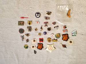 lot 220 image: Selection of vintage pushbacks and pins