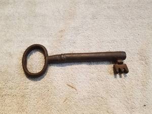 lot 221 image: Vintage jailhouse key