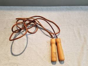 lot 224 image: Vintage Everlast leather jump rope