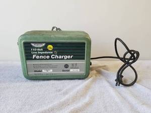 lot 229 image: Fence Charger - Parmak 110 volt-15mile range