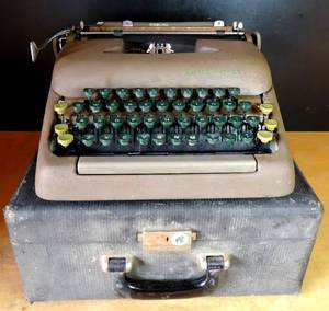 lot 48 image: VINTAGE SMITH CORONA STERLLING PORTABLE TYPEWRITER W GREEN KEYS IN HARD CASE $$$ (APPEARS FUNCTIONAL)