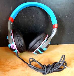 lot 53 image: SKULLCANDY HESH WIRED HEADPHONES - WORK GREAT