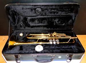 lot 69 image: UNBRANDED BRASS FINISH TRUMPET WMOUTHPIECE AND HARD CASE