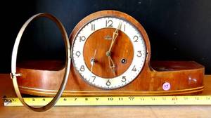 lot 77 image: VINTAGE SONNEBURG MANTLE CLOCK WITH KEY
