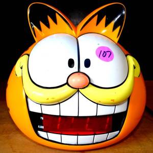 lot 107 image: Vintage 1991 Sunbeam GARFIELD Head Digital Alarm Clock Model 887-99
