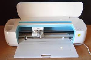 lot 124 image: CRICUT MAKER CXPL301 USB DIE CUT MACHINE wPOWER SUPPLY