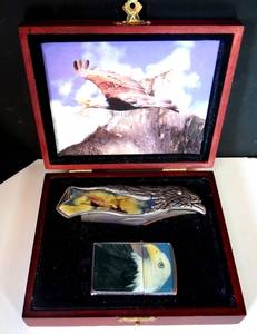 lot 132 image: NICE EAGLE THEMED FOLD OUT KNIFE & LIGHTER IN STORAGE DISPLAY