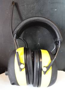 lot 152 image: 3M Digital WorkTunes Hearing Protector with AMFM RadioMP3 $$
