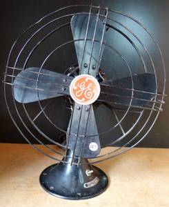 lot 227 image: VINTAGE GENERAL ELECTRIC METAL BLADE FAN (DID NOT START WHEN PLUGGED IN - BLADES ARE FREE MOVING)