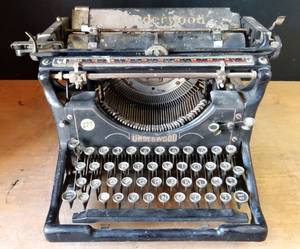lot 277 image: VINTAGE UNDERWOOD TYPEWRITER (CIRCA 1901)