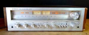 lot 285 image: BIG $ ITEM - RARE VINTAGE PIONEER SX-750 STEREO RECEIVER - POWERS ONBUTTONS OPERATIONAL