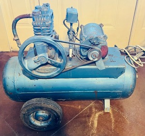 lot 2 image: Vintage Manchester Tank and Equipment Company Portable Electric Air Compressor