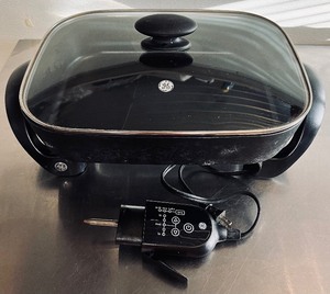 lot 28 image: GE 7QT Electric Skillet wDigital Control-Added Functions Buffet and Quick Heat