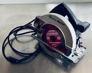 lot 29 image: Black and Decker 7 14 2hp Circular Saw