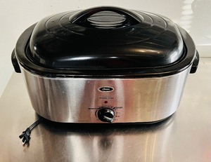 lot 30 image: 22 Quart Oster Roaster Oven