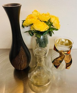 lot 31 image: Lot of 4 Decorative Flower Vases