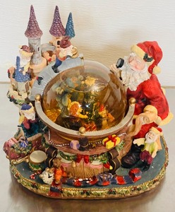 lot 36 image: 10x 9 Vintage Santas Kingdom Snow Globe