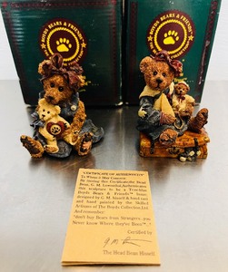 lot 80 image: Boyds Bears Momma McBear and Caledonia...Quiet Time #227711 Bailey Bear with Suitcase #2000