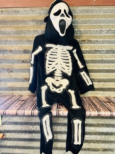 lot 103 image: Scream Mask and Outfit - Child Size