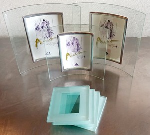 lot 139 image: 3 Glass Picture Frames & 4 Glass Coasters Bundle