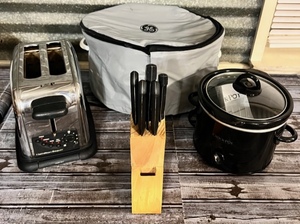 lot 176 image: New and Slightly Used Kitchen Appliances - Toaster, Crock-pot, GE Slow Cooker wCase, Knives