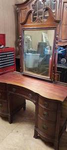 lot 1 image: Antique Huntley Furniture 7 drawer dresser with mirror