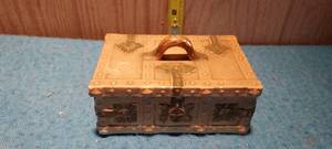 lot 15 image: Vintage Ceramic trinket box