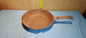 lot 64 image: Antique Wagner Ware Sydney 9 chef skillet
