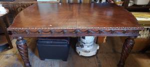 lot 2 image: Vintage Dining room table with 2 leafs.