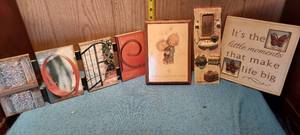 lot 93 image: assortment of decorative wall hangings