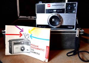 lot 9 image: VINTAGE GAF Anscomatic 126 Film Camera with Original Brochure & Hard Case