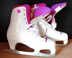 lot 17 image: LAKE PLACID GIRLS FIGURE SKATES - SIZE 5 WHITEHOT PINK - EX CONDITION