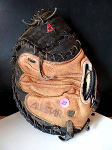lot 23 image: All Star CM1010BT Youth Baseball Catchers Mitt Right Hand Throw $$