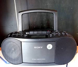 lot 48 image: Sony CFD-S70 AMFM Portable CDCassette Boombox - FM TESTEDSOUNDS GREAT $$