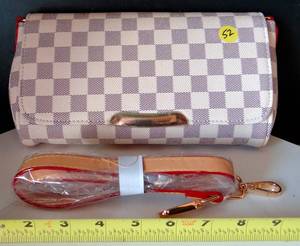 lot 52 image: NEW HANDBAG AS SHOWN