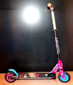 lot 68 image: COLLECTIBLE MONSTER HIGH 5 FOLDING SCOOTER - $$$