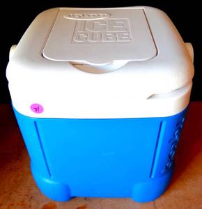 lot 71 image: Igloo Ice Cube, Ocean Blue, 14-can Capacity