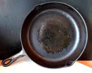 lot 154 image: MADE IN THE USA - VINTAGE NO 8 - 10 14 CAST IRON SKILLET