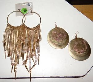 lot 183 image: NICE DUAL PAIR OF GOLD TONE EARRINGS AS SHOWN