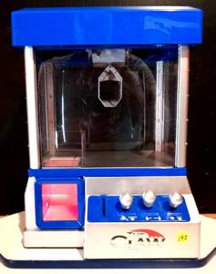 lot 190 image: THE CLAW TOY ARCADE MACHINE - TESTEDWORKS WITH 3 D BATTERIES (INCLUDED) $$