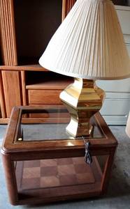 lot 209 image: NICE WOODEN GLASS TOP END TABLE WITH BRASS FINISH LAMP