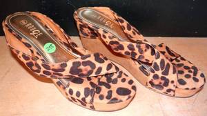 lot 255 image: PRETTY ROUGE WOMENS ANIMAL PATTERN SHOES - LIKE NEW SIZE 9