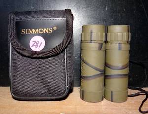 lot 281 image: Simmons 8x21mm Compact Camo Binoculars - 1135 wCase $$