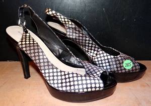 lot 285 image: NINE WEST - PRETTY WOMENS HIGH HEELED SHOES - SIZE 9 (MINOR WEAR)
