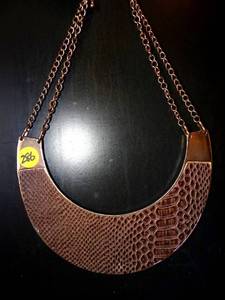 lot 286 image: LARGE UNIQUE NECK JEWELRY AS DISPLAYED - ALLIGATOR PATTERN