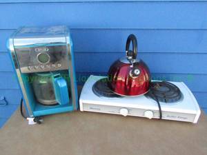 lot 98 image: Bella coffee maker, Mr. coffee tea pot, and Munsey buffet range mini stove