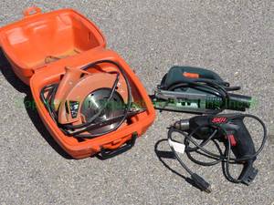 lot 129 image: Skilshop electric saw with case, Black and Decker JS250Q jigsaw, and Skil electric drill