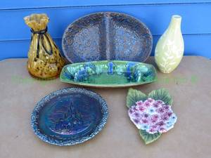 lot 131 image: Assorted collectable glassware, including Fenton carnival glass plate, handblown glass vase, and more